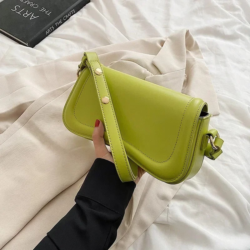 Sac à main en cuir végétalien à rabat ondulé Cadence