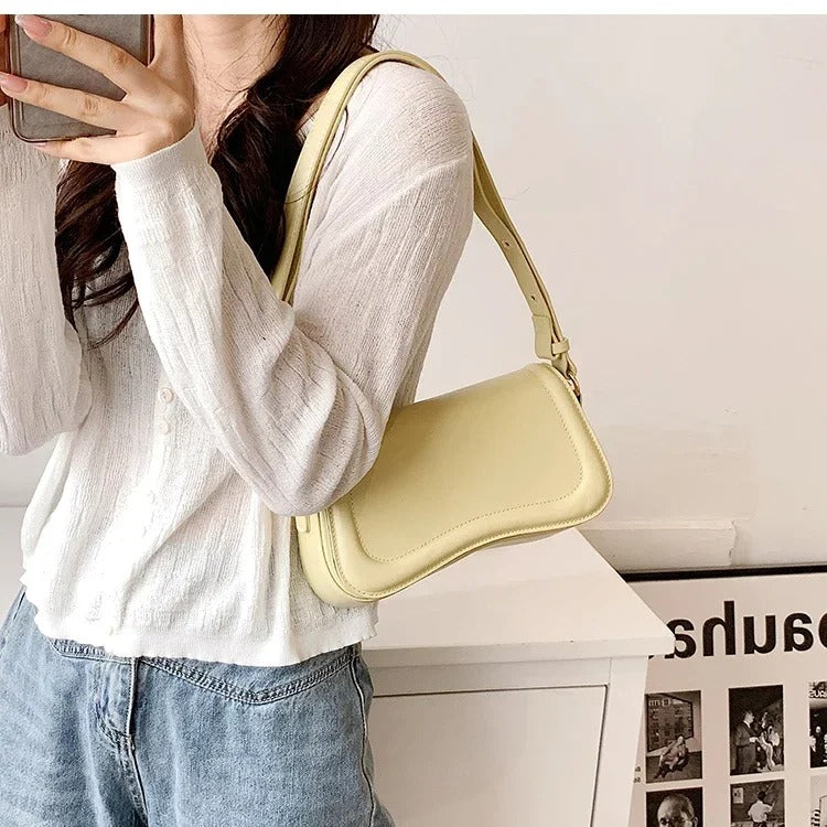 Sac à main en cuir végétalien à rabat ondulé Cadence