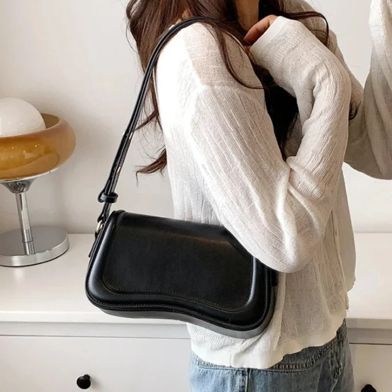 Sac à main en cuir végétalien à rabat ondulé Cadence