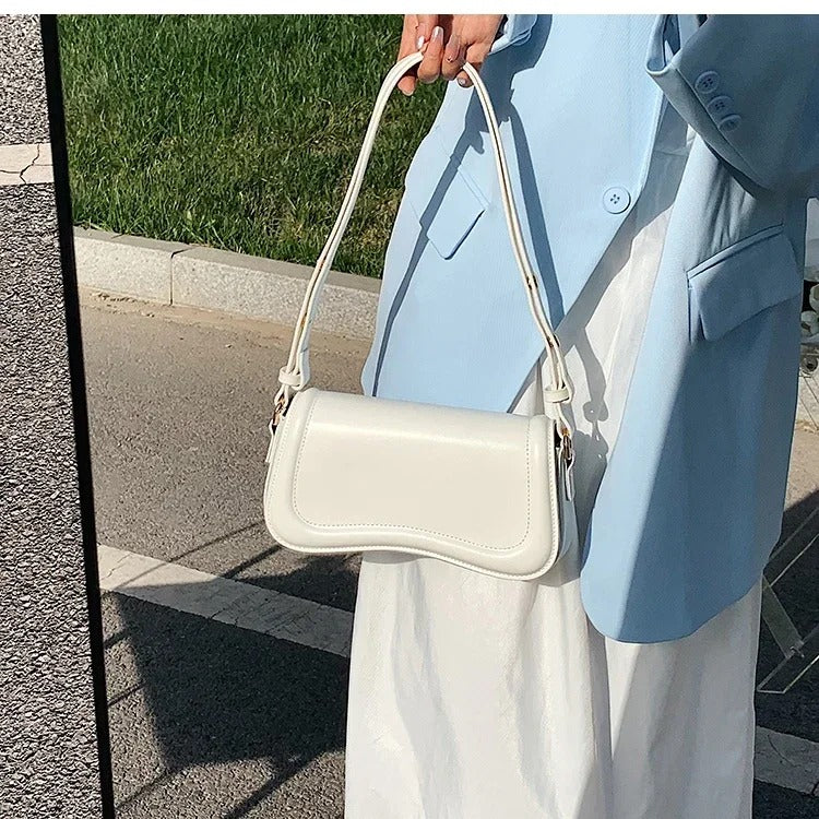 Sac à main en cuir végétalien à rabat ondulé Cadence