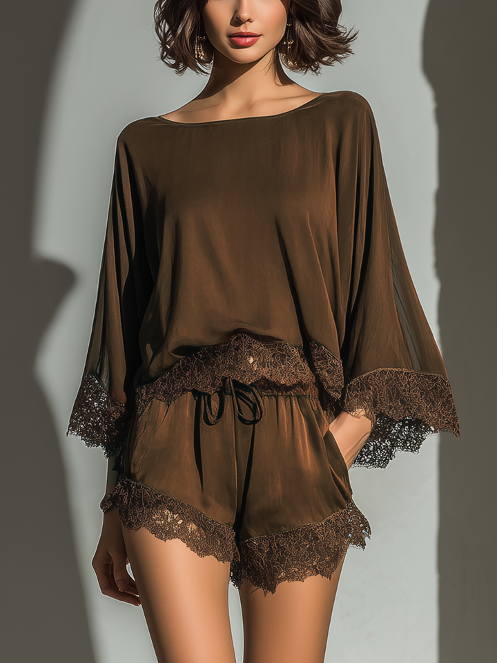 Alice - Ensemble top et short en satin chocolat à encolure bateau