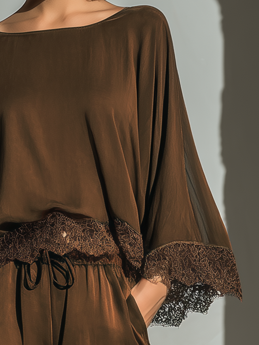 Alice - Ensemble top et short en satin chocolat à encolure bateau