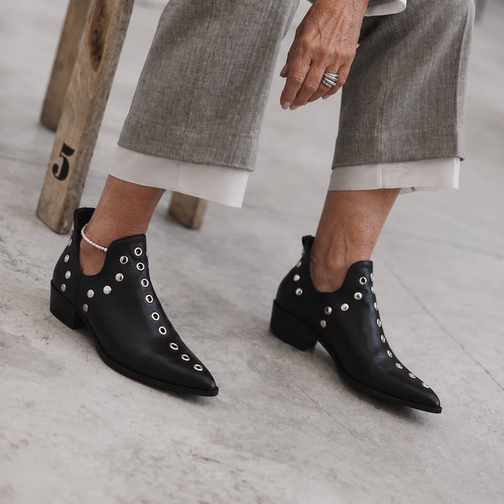 Rose | Nietenbesetzte Spitz-Stiefeletten