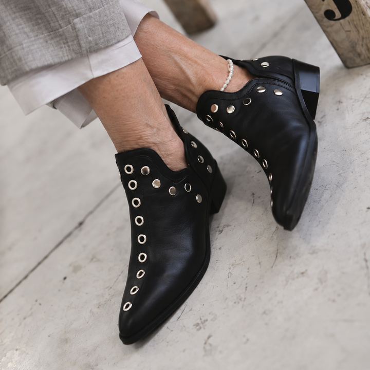 Rose | Nietenbesetzte Spitz-Stiefeletten