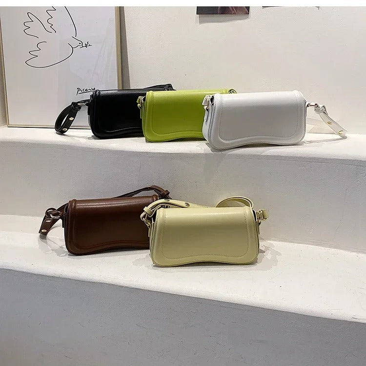 Sac à main en cuir végétalien à rabat ondulé Cadence