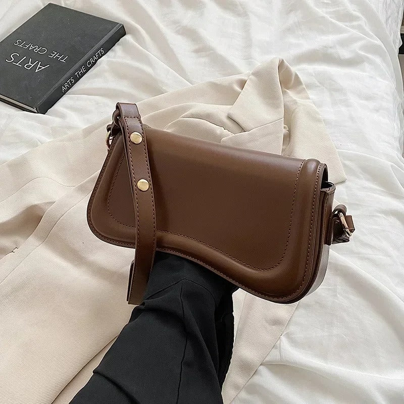 Sac à main en cuir végétalien à rabat ondulé Cadence