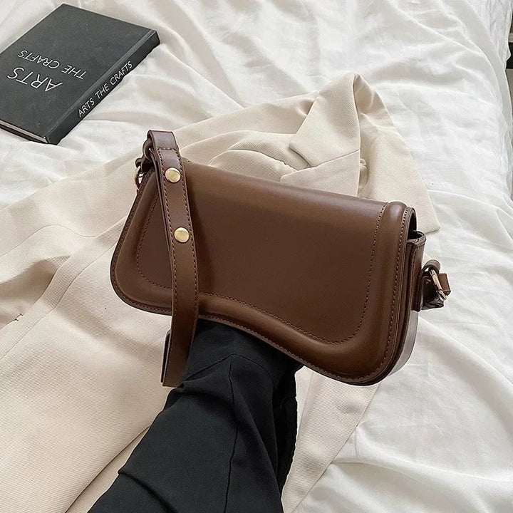 Sac à main en cuir végétalien à rabat ondulé Cadence