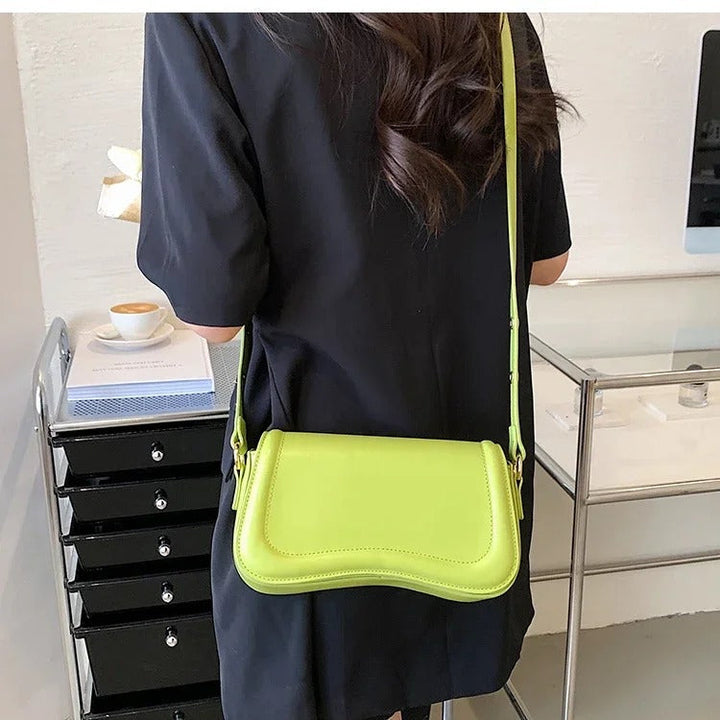 Sac à main en cuir végétalien à rabat ondulé Cadence