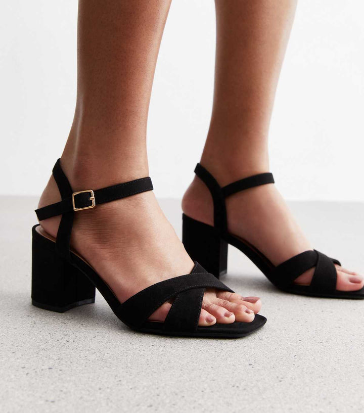 Sandales à talon carré en velours noir et coupe large en 2 parties | New Look